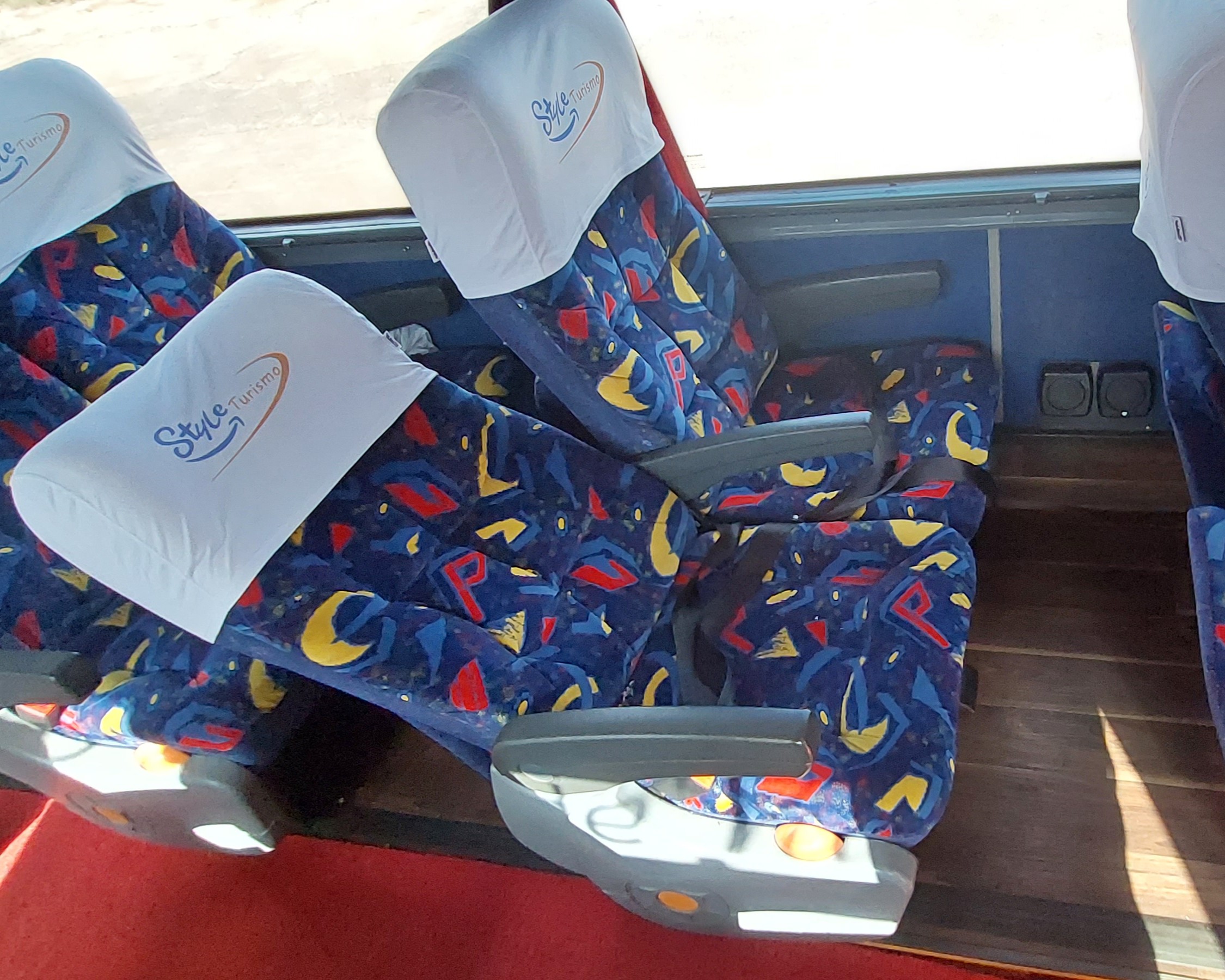 Frota Style Turismo em São Gotardo e região – Experiência premium em cada viagem, com veículos modernos, climatizados e tomadas para carregar seus dispositivos durante o trajeto.