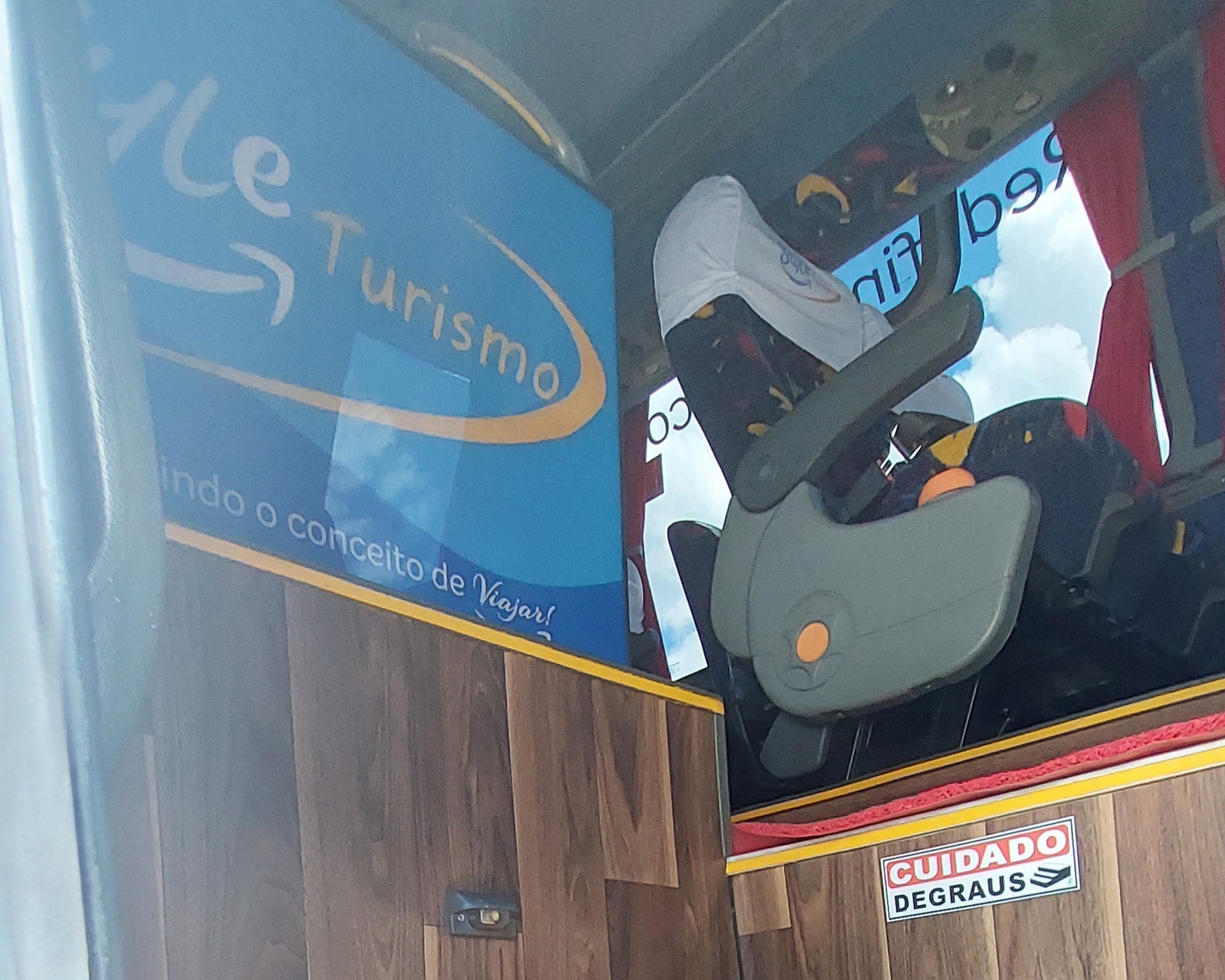 Frota Style Turismo em São Gotardo e região – Experiência premium em cada viagem, com veículos modernos, climatizados e tomadas para carregar seus dispositivos durante o trajeto.