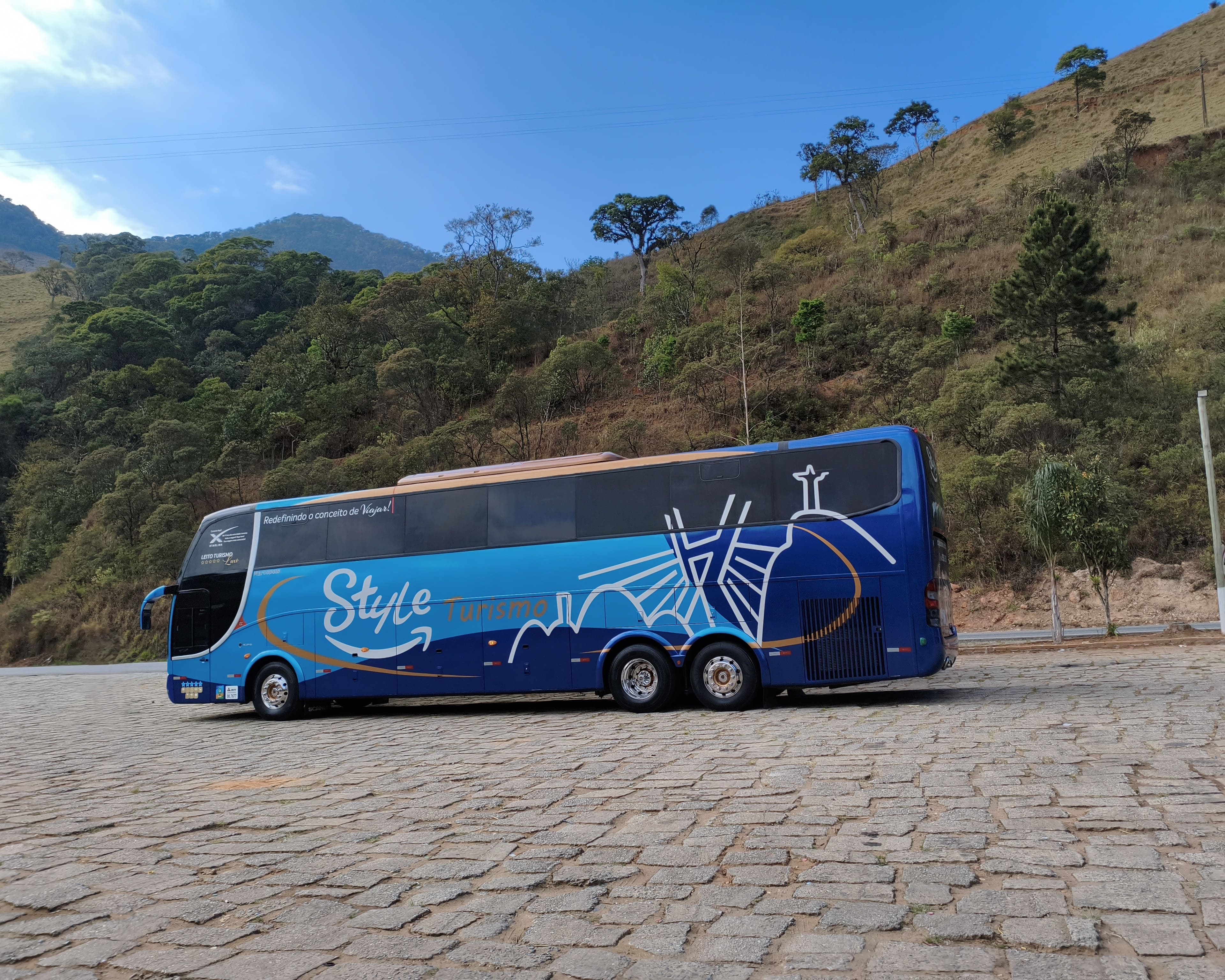 Frota Style Turismo em São Gotardo e região – Experiência premium em cada viagem, com veículos modernos, climatizados e tomadas para carregar seus dispositivos durante o trajeto.